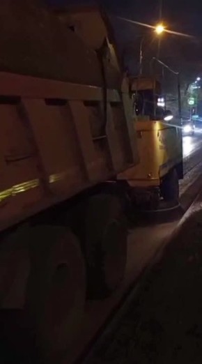 Работы по уборке города продолжаются, в том числе и в выходные дни