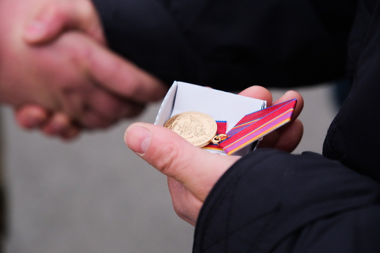 В Астрахани наградили отличившихся сотрудников спецподразделений Росгвардии — участников СВО В Астрахани наградили отличившихся сотрудников спецподразделений Росгвардии — участников СВО