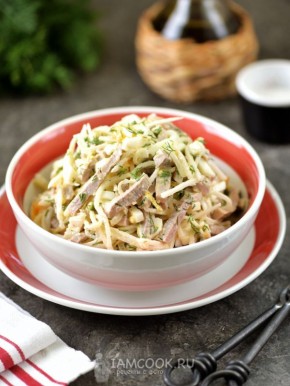 Салат, который станет звездой вашего стола: насладитесь с горячим хлебом