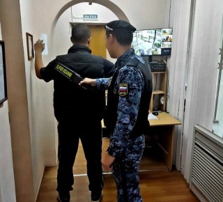 Астраханец пытался пронести перцовый баллончик к приставам