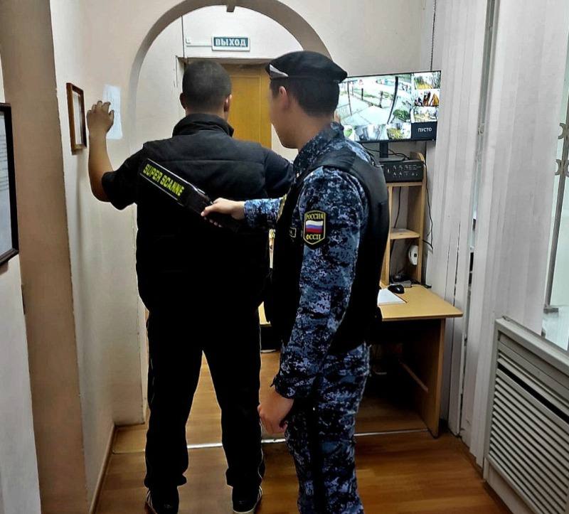 Астраханец пытался пронести перцовый баллончик к приставам