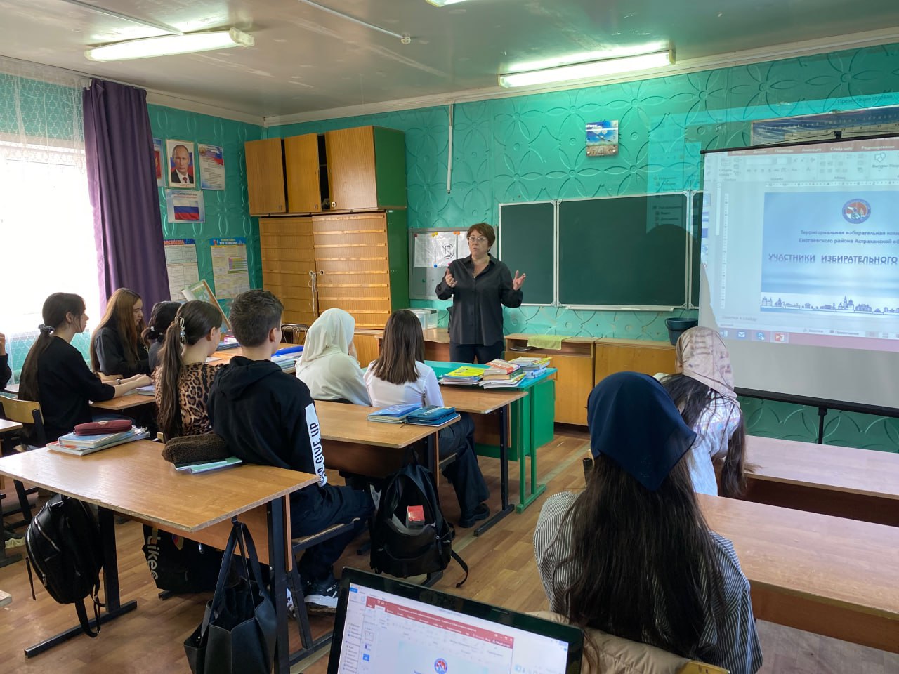 В Енотаевском районе юные граждане прикоснулись к таинству демократии: секретарь ТИК Оксана Кожина провела для учеников Федоровской школы классный час «О выборах хочу знать все!»