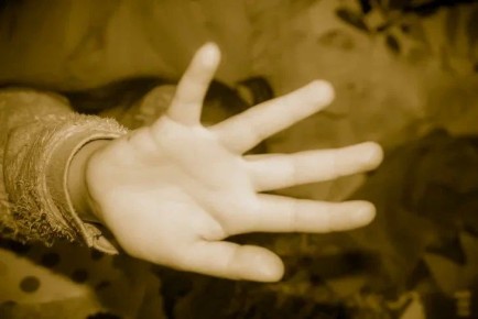 Как сделать так, чтобы пищевая пленка не прилипала к рукам: всего один шаг