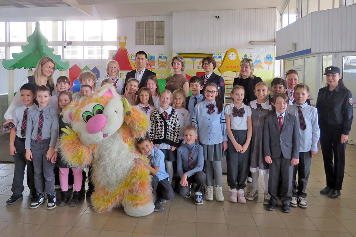 На вокзале Астрахани Приволжская железная дорога организовала для школьников младших классов тематическую игротеку «Путешествие котёнка»