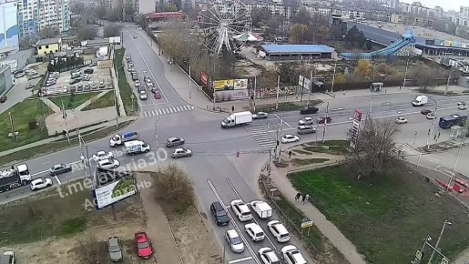 В Астрахани на перекрёстке перевернулась легковушка