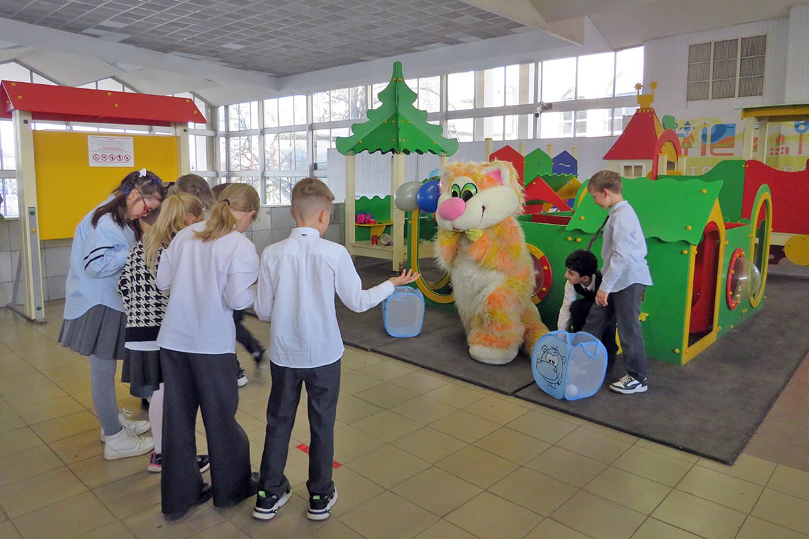 На вокзале Астрахани Приволжская железная дорога организовала для школьников младших классов тематическую игротеку «Путешествие котёнка» На вокзале Астрахани Приволжская железная дорога организовала для школьников младших классов тематическую игротеку «Путешествие котёнка»