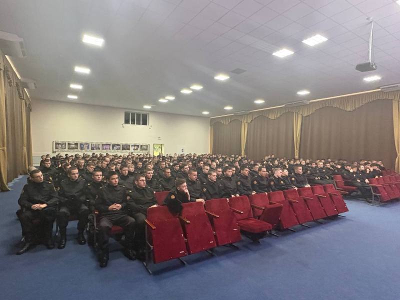 Сотрудники городской полиции провели встречи с суворовцами и студентами Сотрудники городской полиции провели встречи с суворовцами и студентами