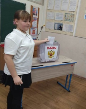 В МКОУ «СОШ с. Черный Яр» ТИК района провела для четвероклассников увлекательную викторину «Незнайка идет на выборы», призванную в игровой форме познакомить юных граждан с основами избирательного права