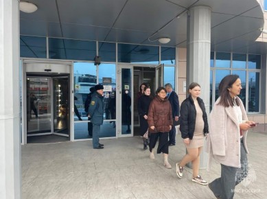 Практика безопасности. Если произошёл пожар, главная задача огнеборцев - спасти людей