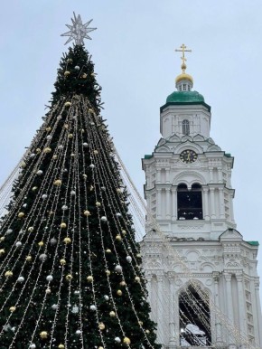 Астраханцы могут в этот раз не увидеть новогоднюю ёлку на Соборной площади кремля, сообщил источник AST-NEWS.ru. Скорее всего, главный символ зимних торжеств будет красоваться на площади Ленина