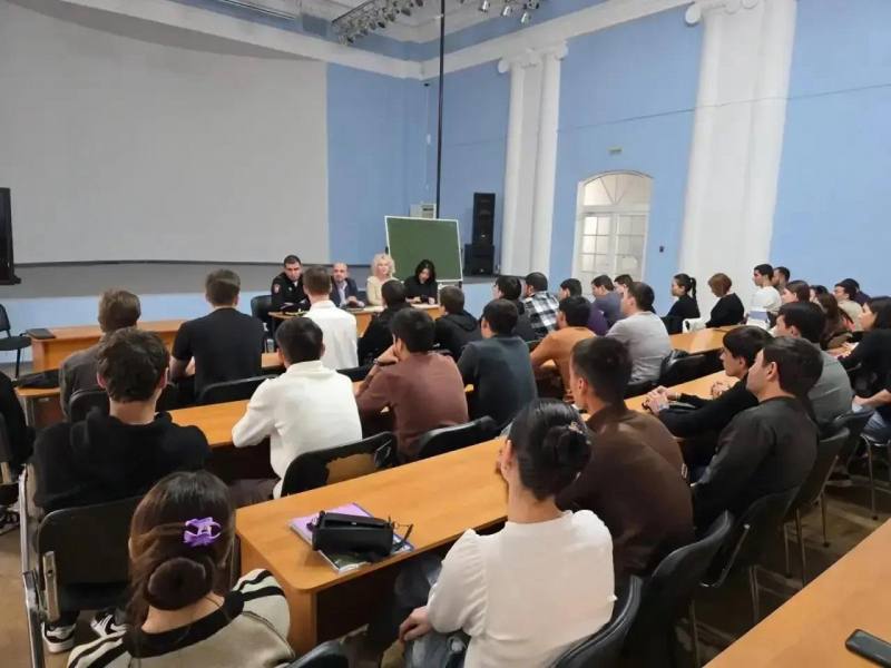 Сотрудники городской полиции провели встречи с суворовцами и студентами Сотрудники городской полиции провели встречи с суворовцами и студентами