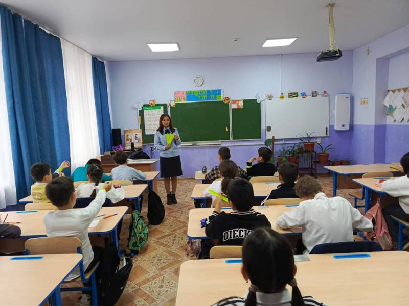 Астраханские госавтоинспекторы обучают юных пешеходов Правилам дорожного движения Астраханские госавтоинспекторы обучают юных пешеходов Правилам дорожного движения