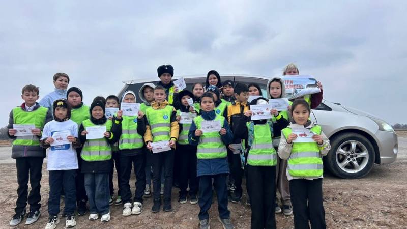 Астраханские госавтоинспекторы обучают юных пешеходов Правилам дорожного движения Астраханские госавтоинспекторы обучают юных пешеходов Правилам дорожного движения