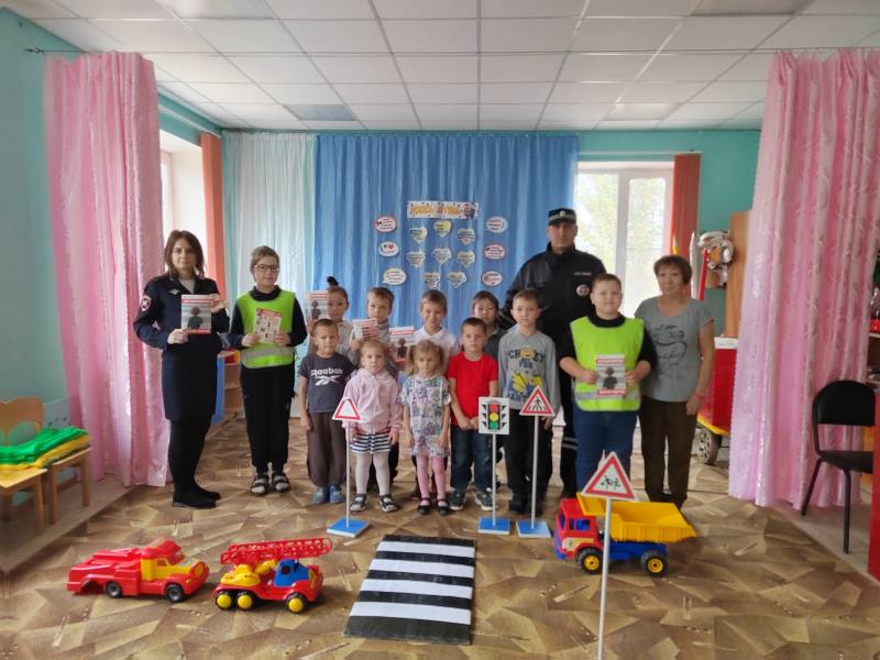 Астраханские госавтоинспекторы обучают юных пешеходов Правилам дорожного движения Астраханские госавтоинспекторы обучают юных пешеходов Правилам дорожного движения