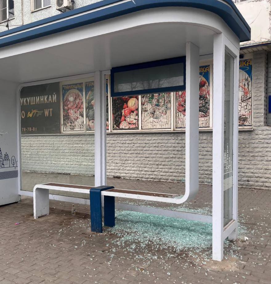 В ходе мониторинга ресурсов сети Интернет полицейскими выявлена публикация, на которой видно, как в областном центре неустановленное лицо повредило остановку общественного транспорта