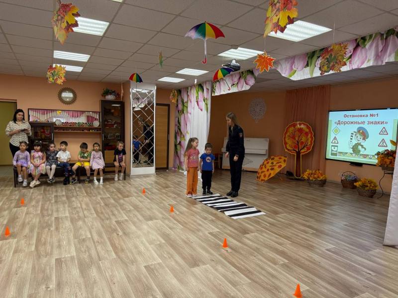 Астраханские госавтоинспекторы обучают юных пешеходов Правилам дорожного движения Астраханские госавтоинспекторы обучают юных пешеходов Правилам дорожного движения