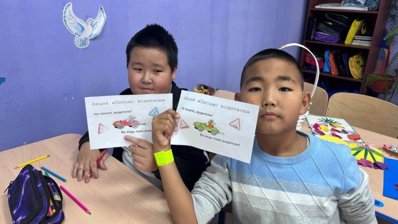 Астраханские госавтоинспекторы обучают юных пешеходов Правилам дорожного движения Астраханские госавтоинспекторы обучают юных пешеходов Правилам дорожного движения