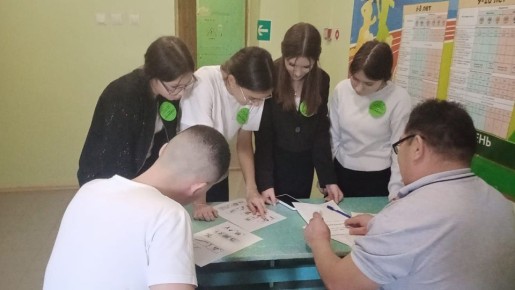 В Замьяновской школе ТИК Енотаевского района развернула захватывающую квест - игру «Я - будущий избиратель», подчеркивающую решающую роль молодого поколения в формировании будущего страны