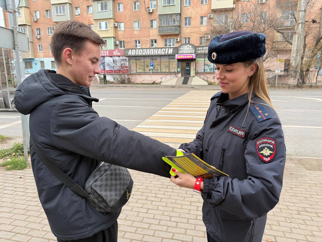 Госавтоинспекторы разъяснили участникам дорожного движения о необходимости быть заметнее на дороге Госавтоинспекторы разъяснили участникам дорожного движения о необходимости быть заметнее на дороге