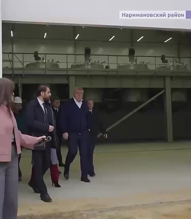 Губернатор Игорь Бабушкин посетил строящийся завод в астраханской ОЭЗ