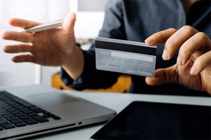 Деньги под замком: как россияне сталкиваются с неожиданными блокировками счетов