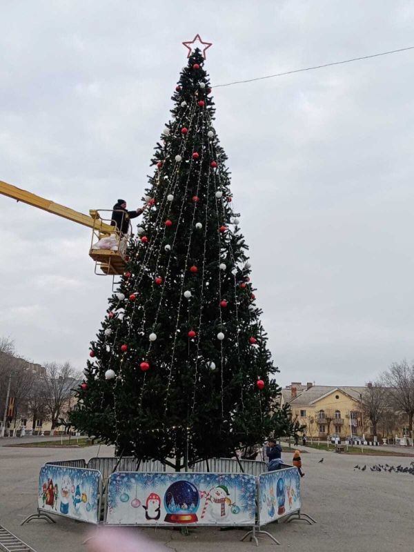Сотрудники МКУ "Чистый Город" продолжают работу по облагораживанию территорий и подготовкой города к приближающемуся празднику