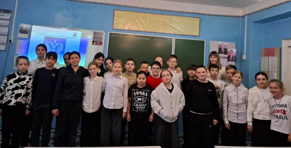 В Черноярской средней школе секретарь ТИК района провела классный час, посвященный Дню Государственного герба Российской Федерации