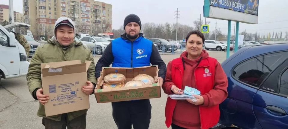 Астраханские волонтеры отправили медикам СВО сладкие угощения ко Дню матери