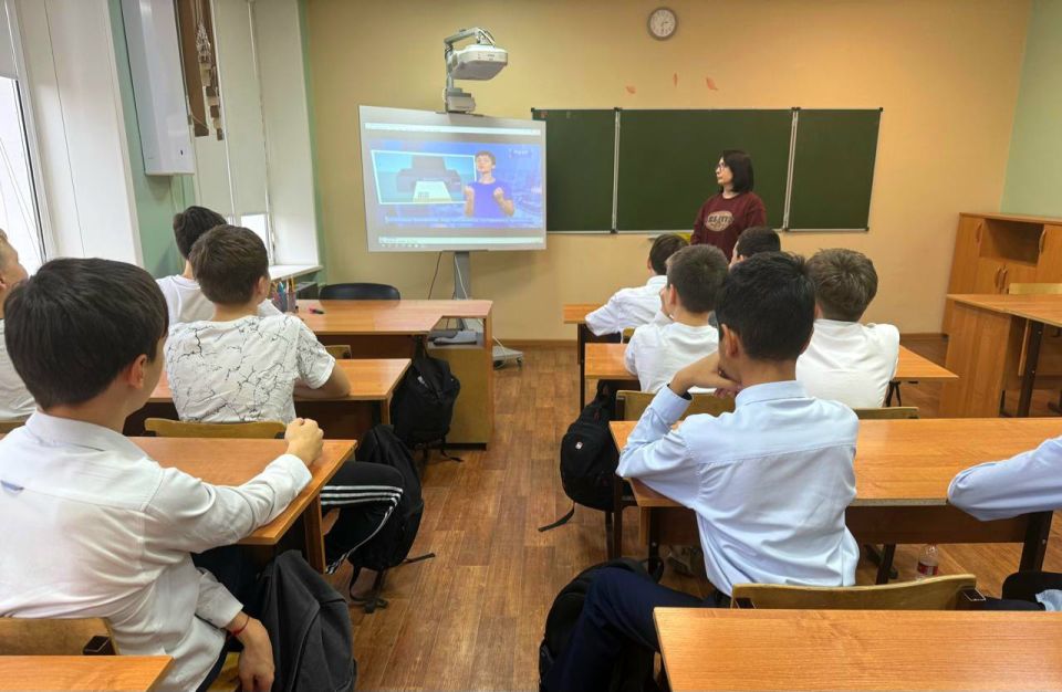 В Астраханском техническом лицее состоялся правовой час «Право на выбор», проведенный секретарем ТИК Ленинского района Эльмирой Красносельской для учащихся 7 класса