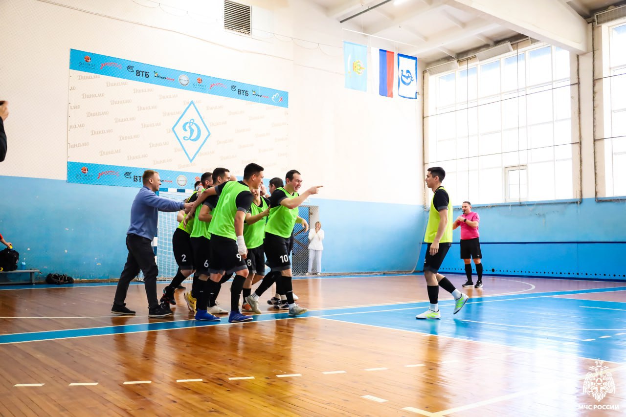 Астраханские спасатели стали чемпионами по мини-футболу Астраханские спасатели стали чемпионами по мини-футболу