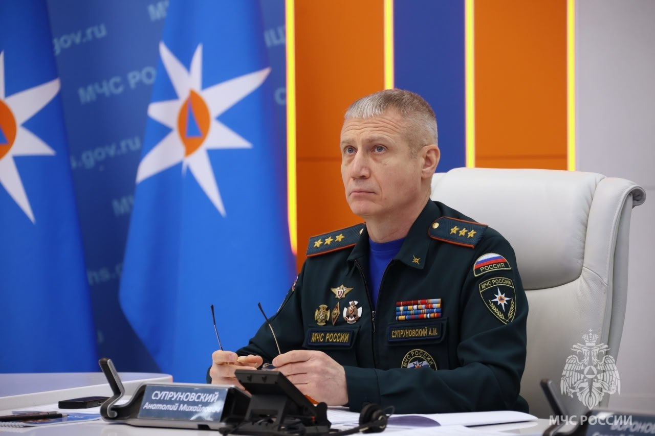 Глава МЧС России Александр Куренков провел рабочую встречу с главными государственными инспекторами субъектов по пожарному надзору и руководителями судебно-экспертных учреждений МЧС России Глава МЧС России Александр Куренков провел рабочую встречу с главными государственными инспекторами субъектов по пожарному надзору и руководителями судебно-экспертных учреждений МЧС России