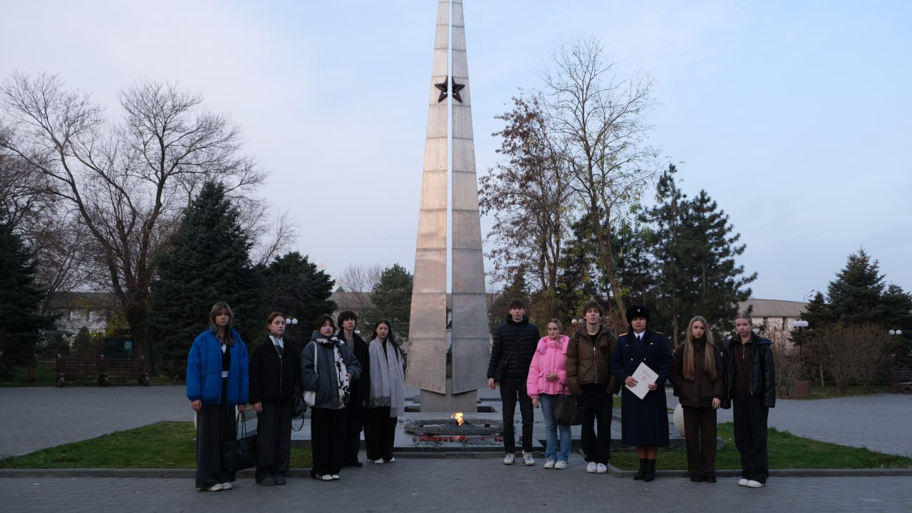 В День Неизвестного солдата представитель следственного управления и учащиеся возложили цветы к мемориалу «Вечный огонь славы» В День Неизвестного солдата представитель следственного управления и учащиеся возложили цветы к мемориалу «Вечный огонь славы»