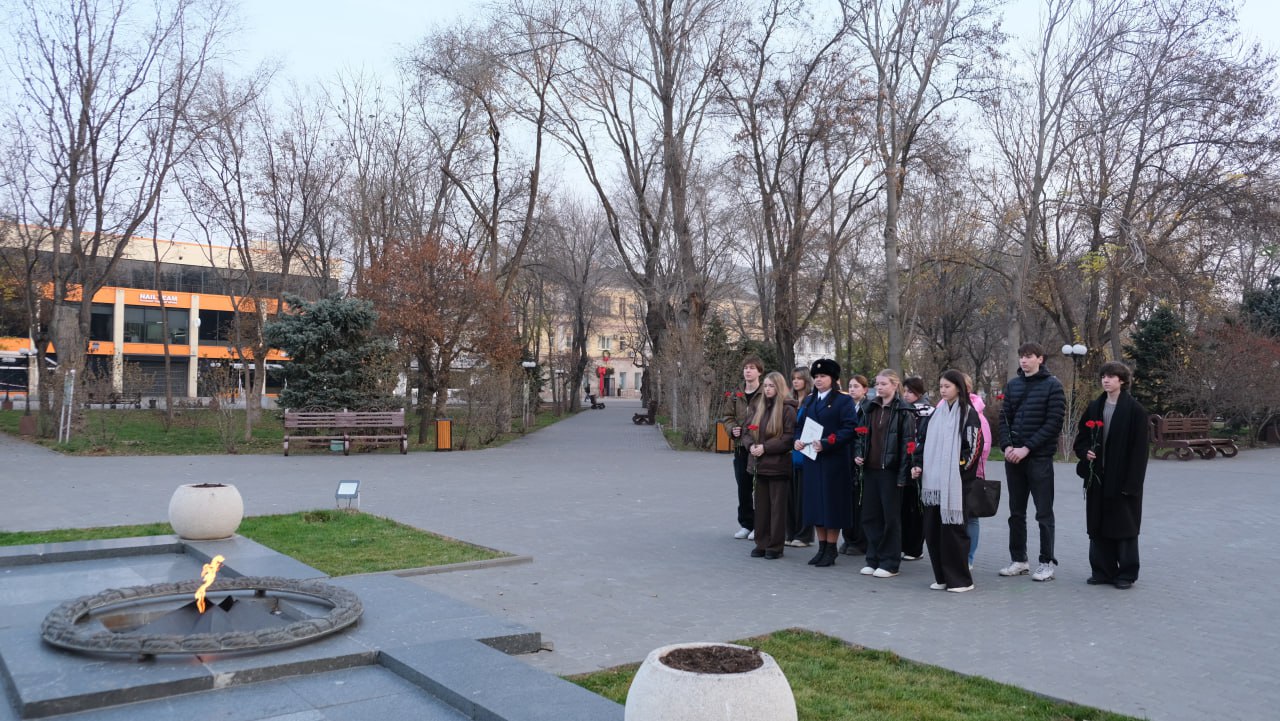 В День Неизвестного солдата представитель следственного управления и учащиеся возложили цветы к мемориалу «Вечный огонь славы»