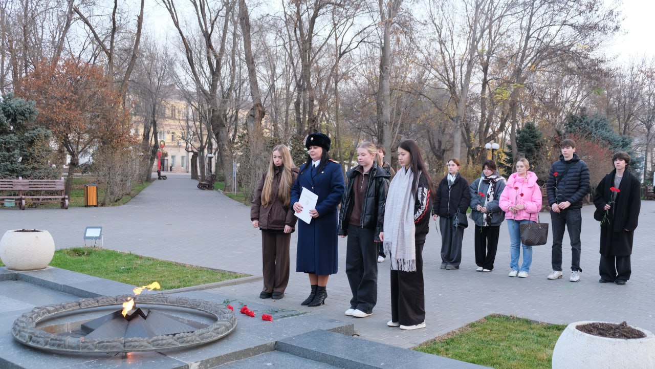 В День Неизвестного солдата представитель следственного управления и учащиеся возложили цветы к мемориалу «Вечный огонь славы» В День Неизвестного солдата представитель следственного управления и учащиеся возложили цветы к мемориалу «Вечный огонь славы»