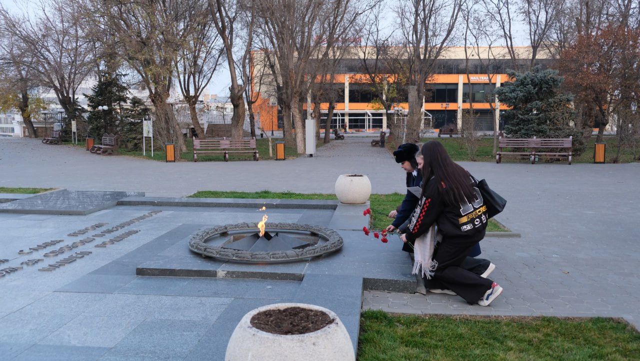 В День Неизвестного солдата представитель следственного управления и учащиеся возложили цветы к мемориалу «Вечный огонь славы» В День Неизвестного солдата представитель следственного управления и учащиеся возложили цветы к мемориалу «Вечный огонь славы»