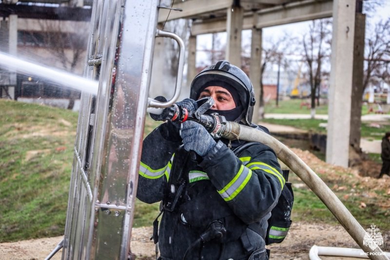 Астраханские огнеборцы провели финальные пожарно-тактические учения Астраханские огнеборцы провели финальные пожарно-тактические учения