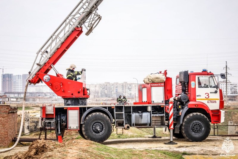 Астраханские огнеборцы провели финальные пожарно-тактические учения Астраханские огнеборцы провели финальные пожарно-тактические учения
