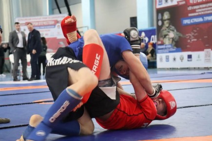 В Астрахани в честь бойцов СВО прошёл турнир по спортивной борьбе «Герои Отечества»