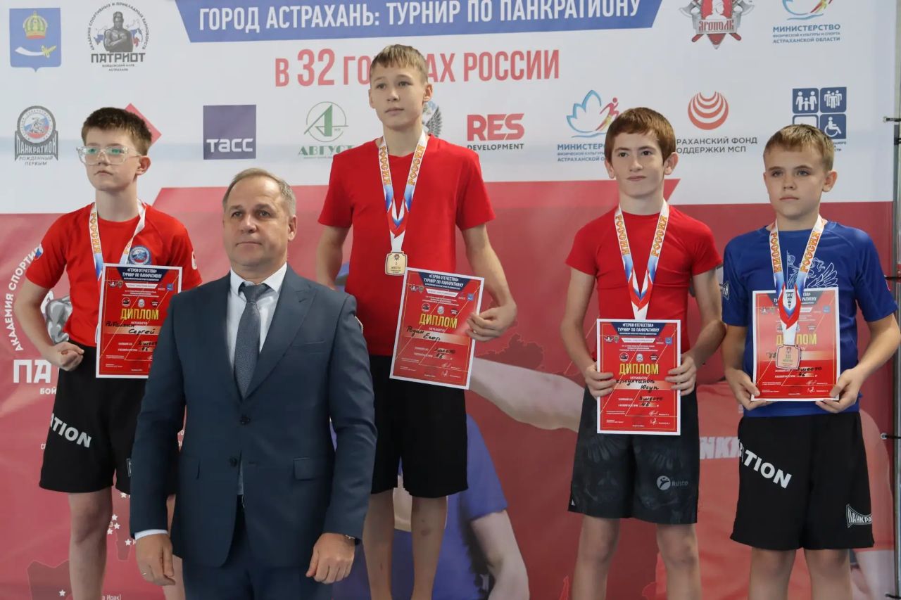 В Астрахани в честь бойцов СВО прошёл турнир по спортивной борьбе «Герои Отечества» В Астрахани в честь бойцов СВО прошёл турнир по спортивной борьбе «Герои Отечества»