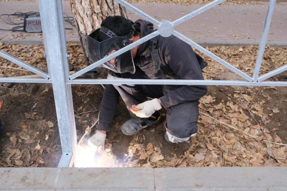 Игорь Редькин: В этом году при обустройстве элементов безопасности у пешеходных переходов рядом с социальными учреждениями приняли решение также установить леерное ограждение по пути следования к ним