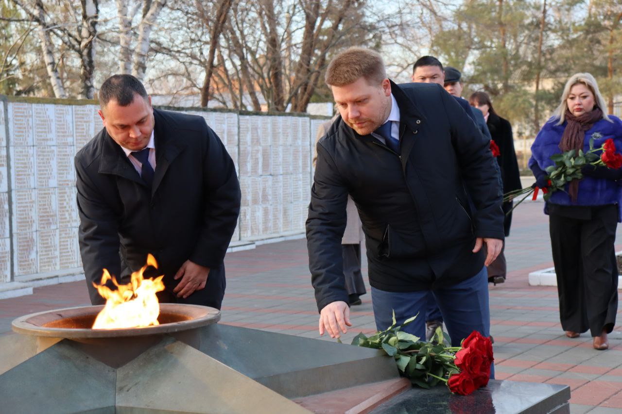 В Ахтубинске почтили память земляков в День Героев Отечества В Ахтубинске почтили память земляков в День Героев Отечества