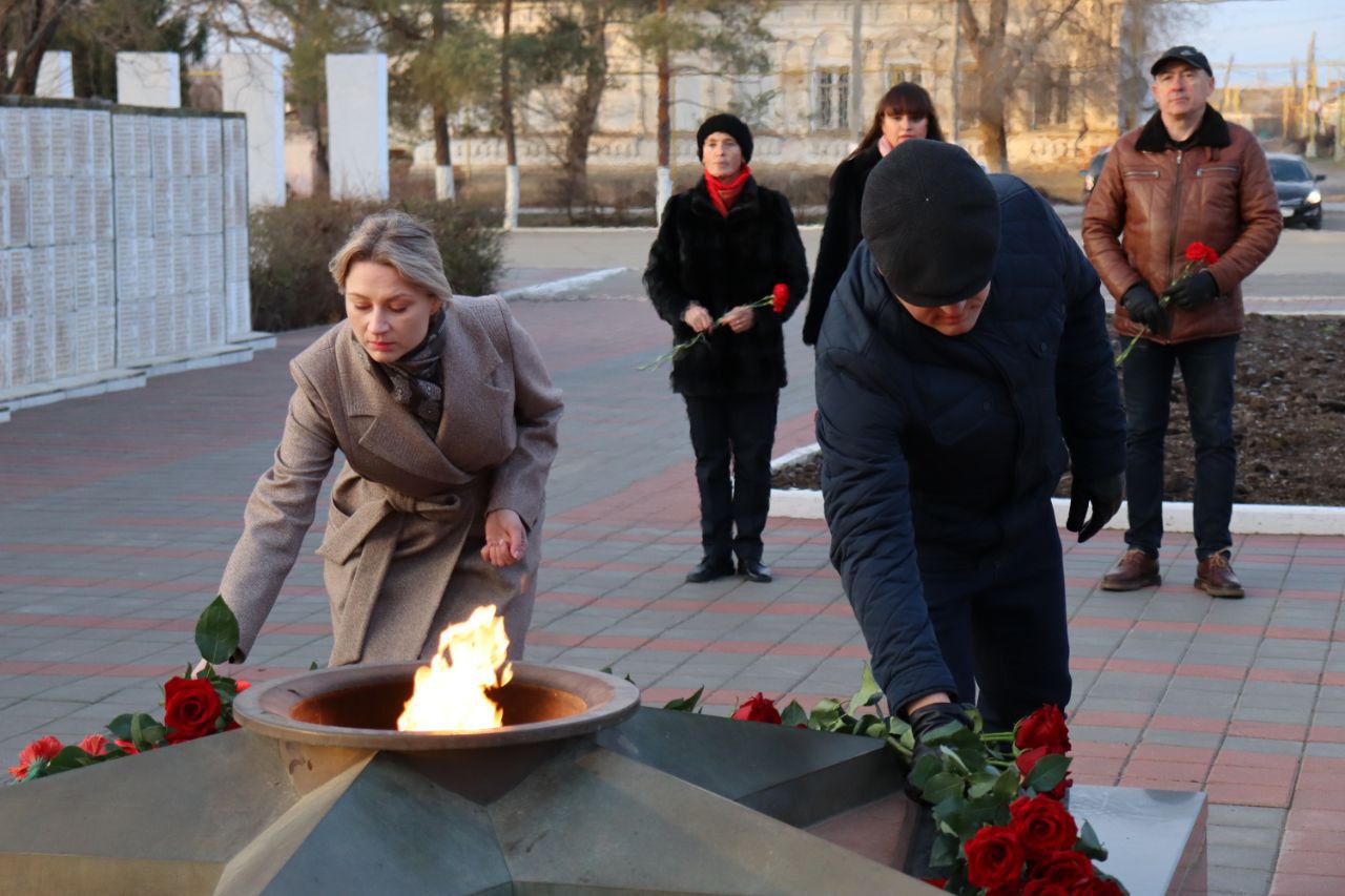 В Ахтубинске почтили память земляков в День Героев Отечества В Ахтубинске почтили память земляков в День Героев Отечества