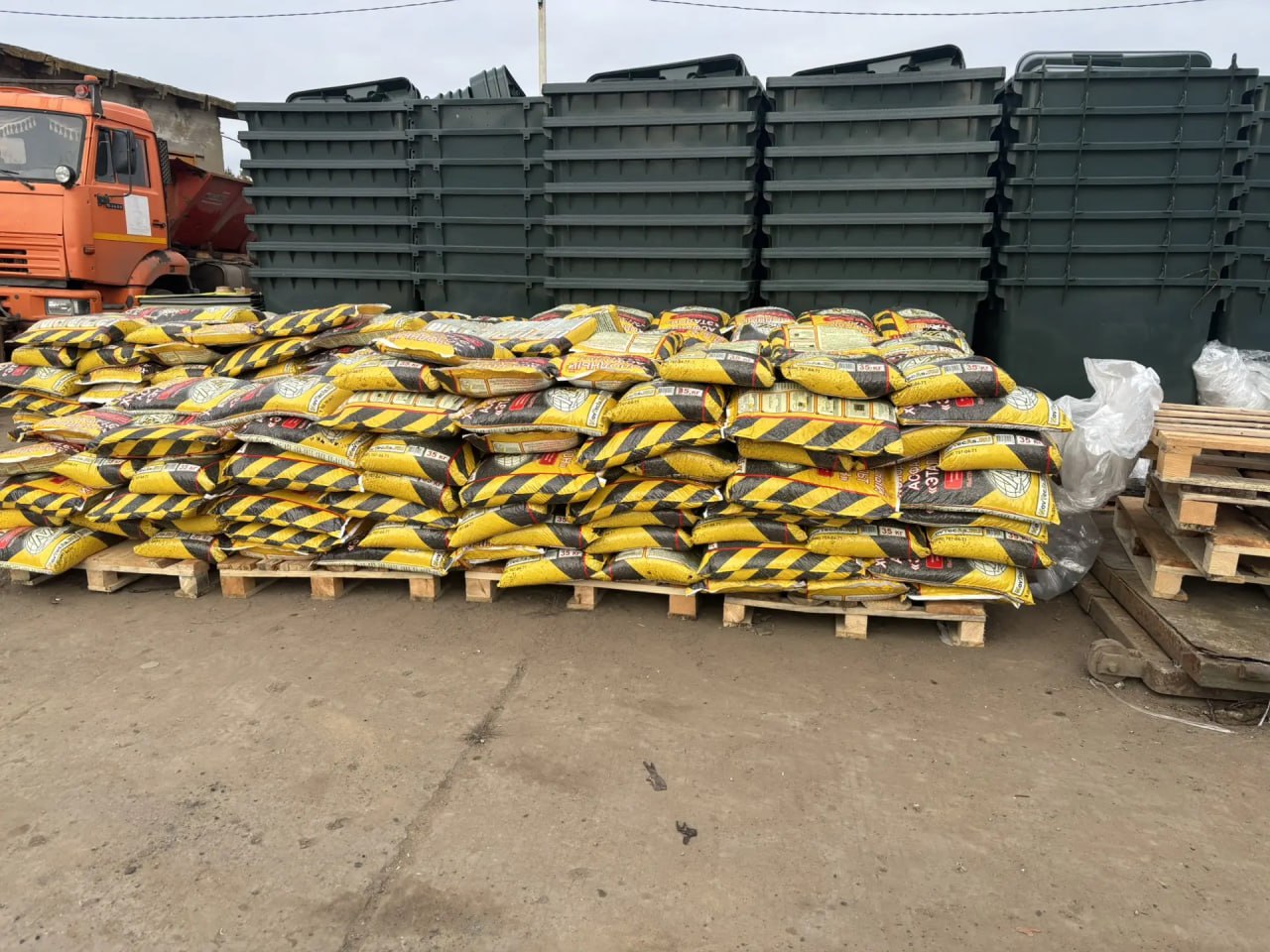 В Ахтубинск поступила новая партия холодного асфальта — это значимое событие для городского хозяйства и комфорта жителей! В Ахтубинск поступила новая партия холодного асфальта — это значимое событие для городского хозяйства и комфорта жителей!