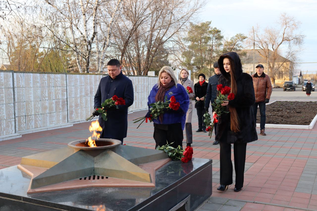 В Ахтубинске почтили память земляков в День Героев Отечества В Ахтубинске почтили память земляков в День Героев Отечества