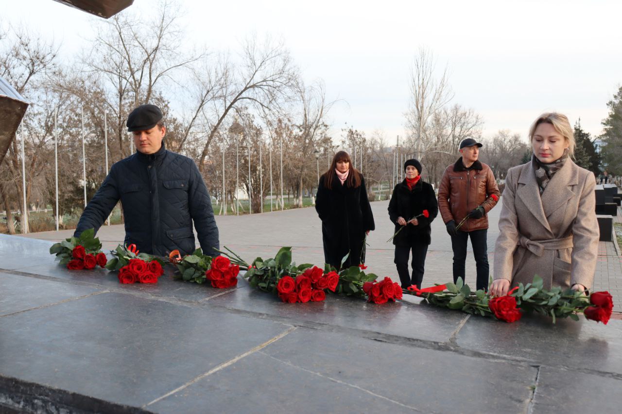 В Ахтубинске почтили память земляков в День Героев Отечества В Ахтубинске почтили память земляков в День Героев Отечества