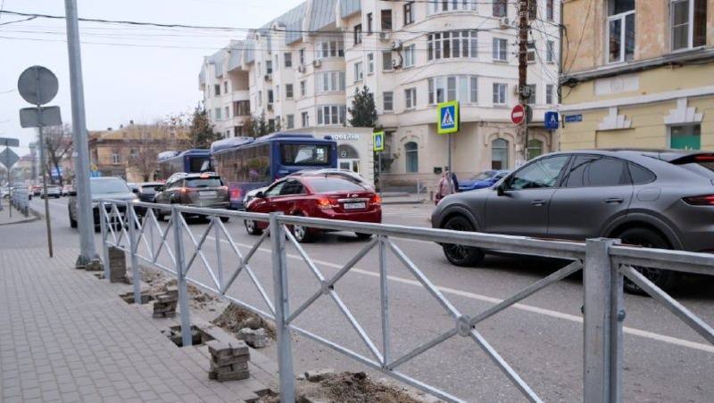 В Астрахани устанавливают новые леерные ограждения у школ и детсадов