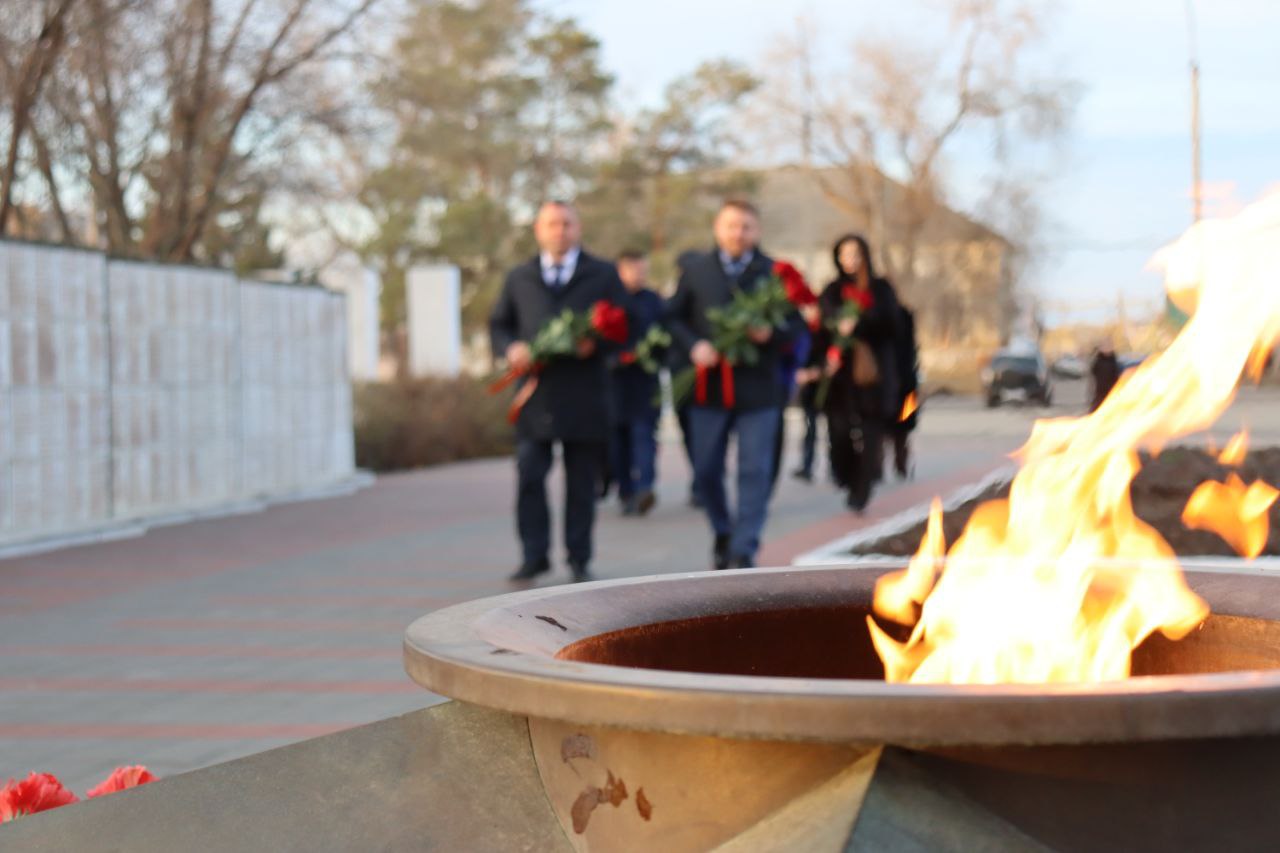 В Ахтубинске почтили память земляков в День Героев Отечества В Ахтубинске почтили память земляков в День Героев Отечества
