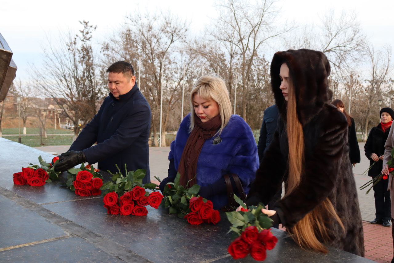 В Ахтубинске почтили память земляков в День Героев Отечества В Ахтубинске почтили память земляков в День Героев Отечества