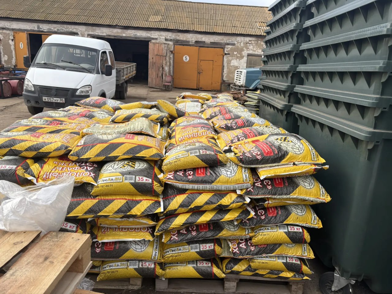 В Ахтубинск поступила новая партия холодного асфальта — это значимое событие для городского хозяйства и комфорта жителей!