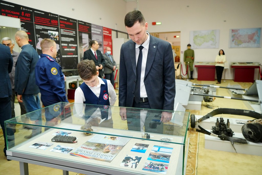 В Краеведческом музее открылась выставка с обломками сбитого БПЛА В Краеведческом музее открылась выставка с обломками сбитого БПЛА